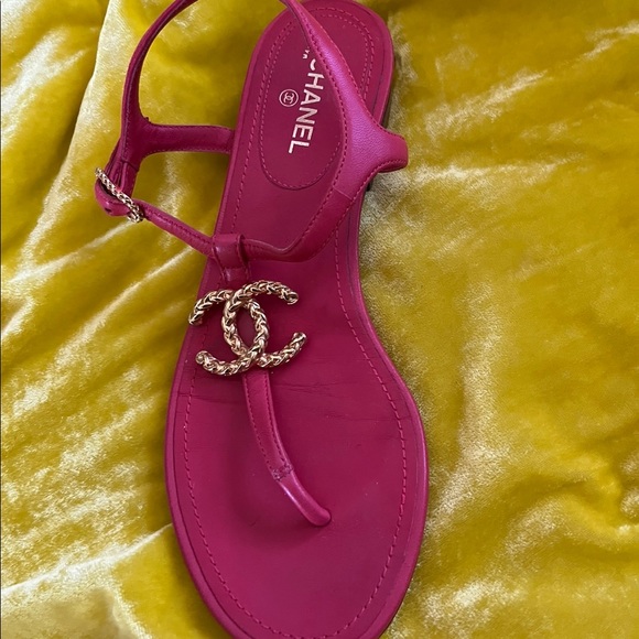 Beautiful Chanel red thong flat sandals with Gold CC logo size 35.5 1/2! - Picture 4 of 8